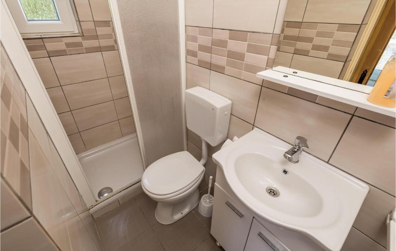 1 Bedroom Amazing Apartment In Kampor Buitenkant foto