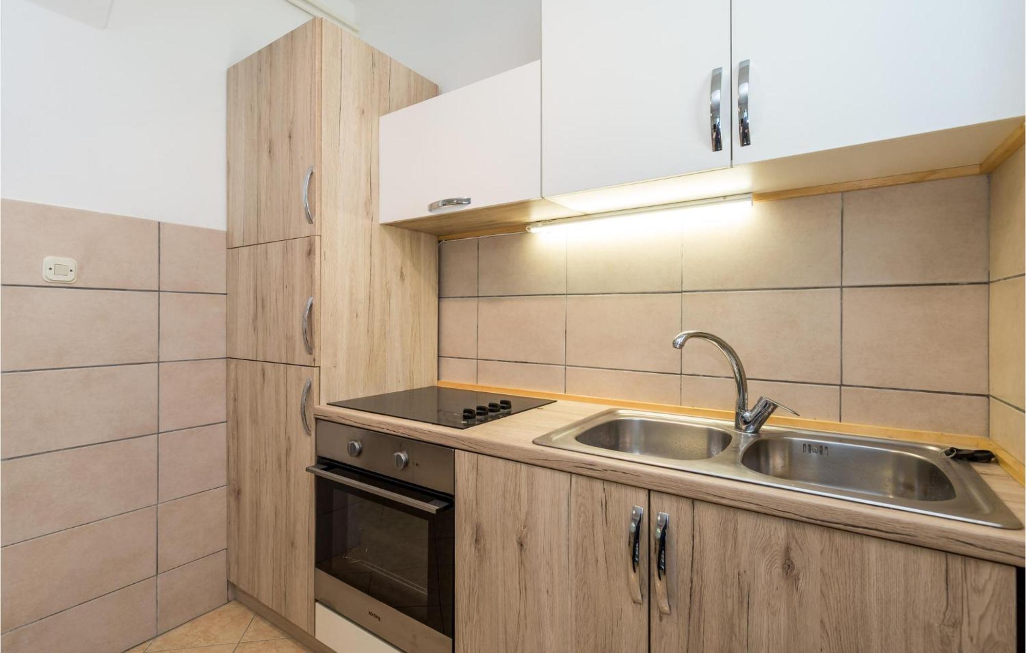 1 Bedroom Amazing Apartment In Kampor Buitenkant foto