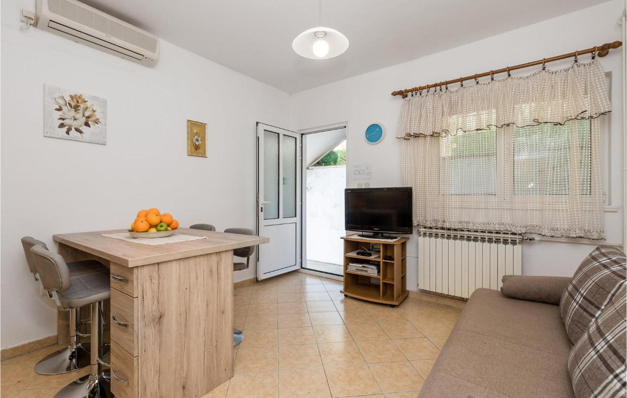 1 Bedroom Amazing Apartment In Kampor Buitenkant foto