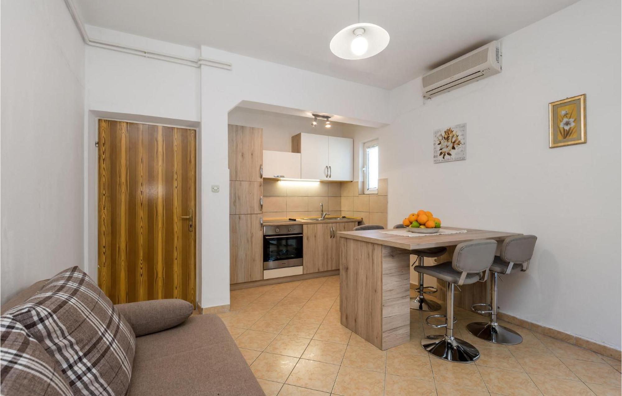 1 Bedroom Amazing Apartment In Kampor Buitenkant foto