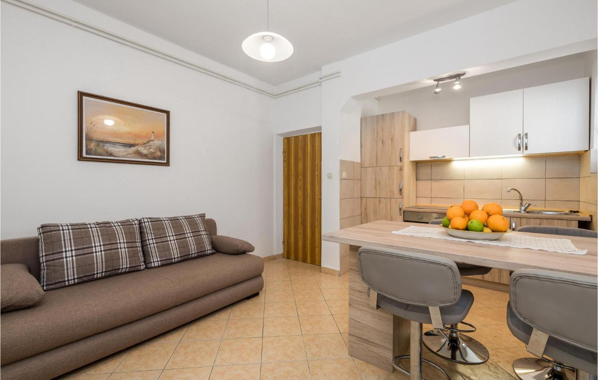 1 Bedroom Amazing Apartment In Kampor Buitenkant foto