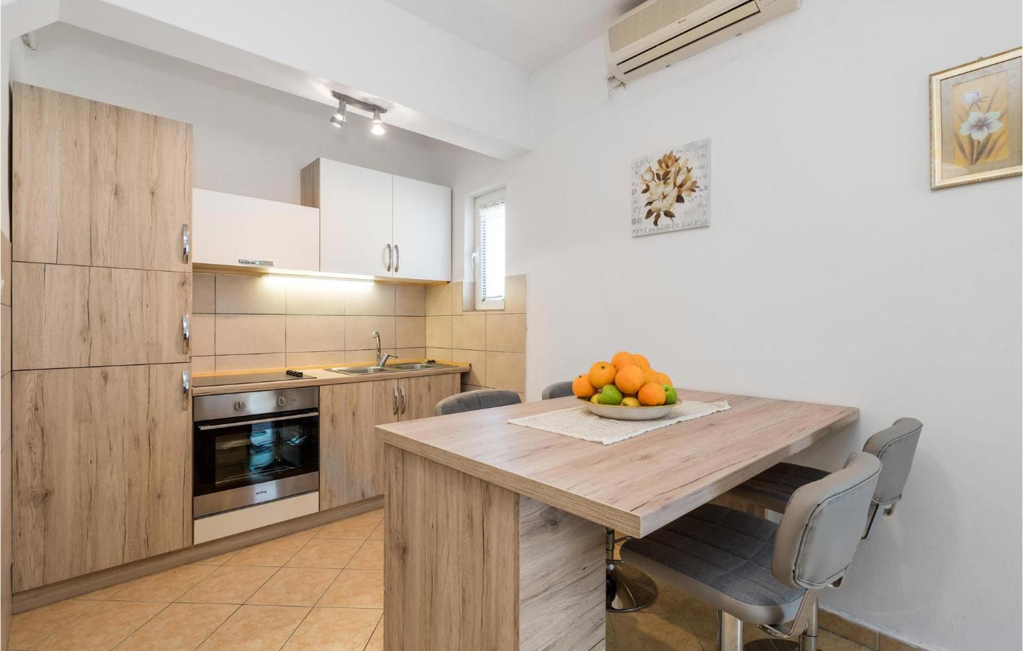 1 Bedroom Amazing Apartment In Kampor Buitenkant foto