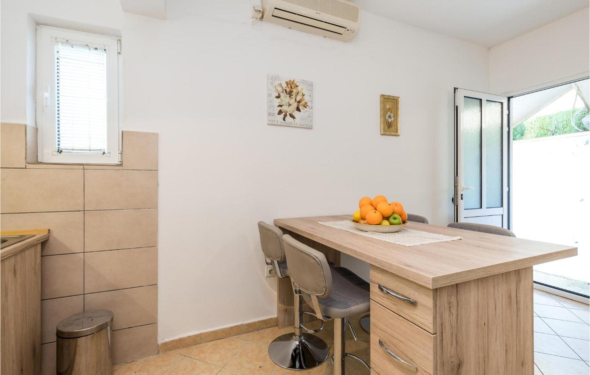 1 Bedroom Amazing Apartment In Kampor Buitenkant foto