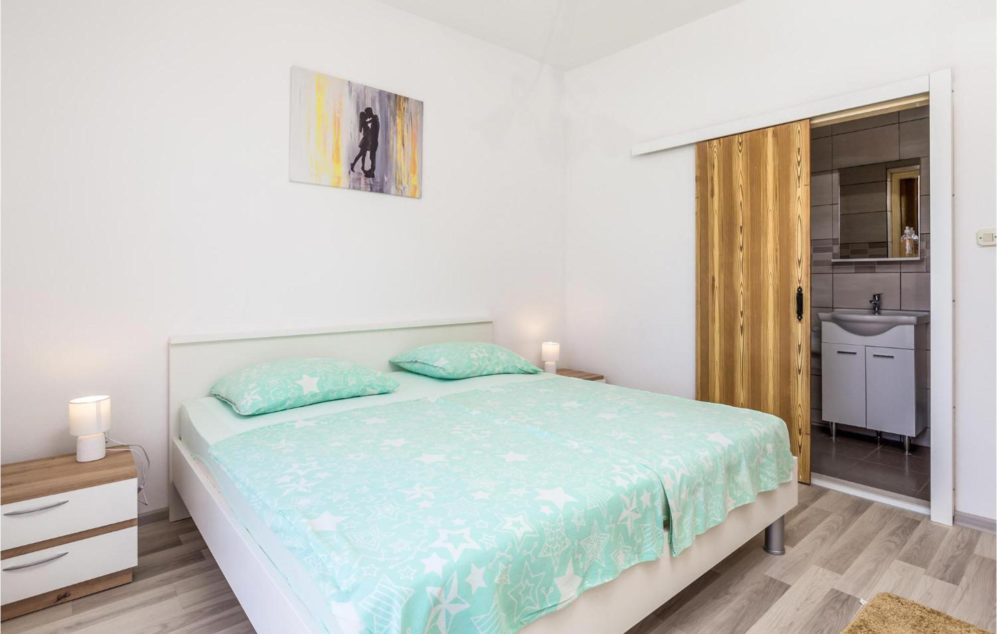 1 Bedroom Amazing Apartment In Kampor Buitenkant foto