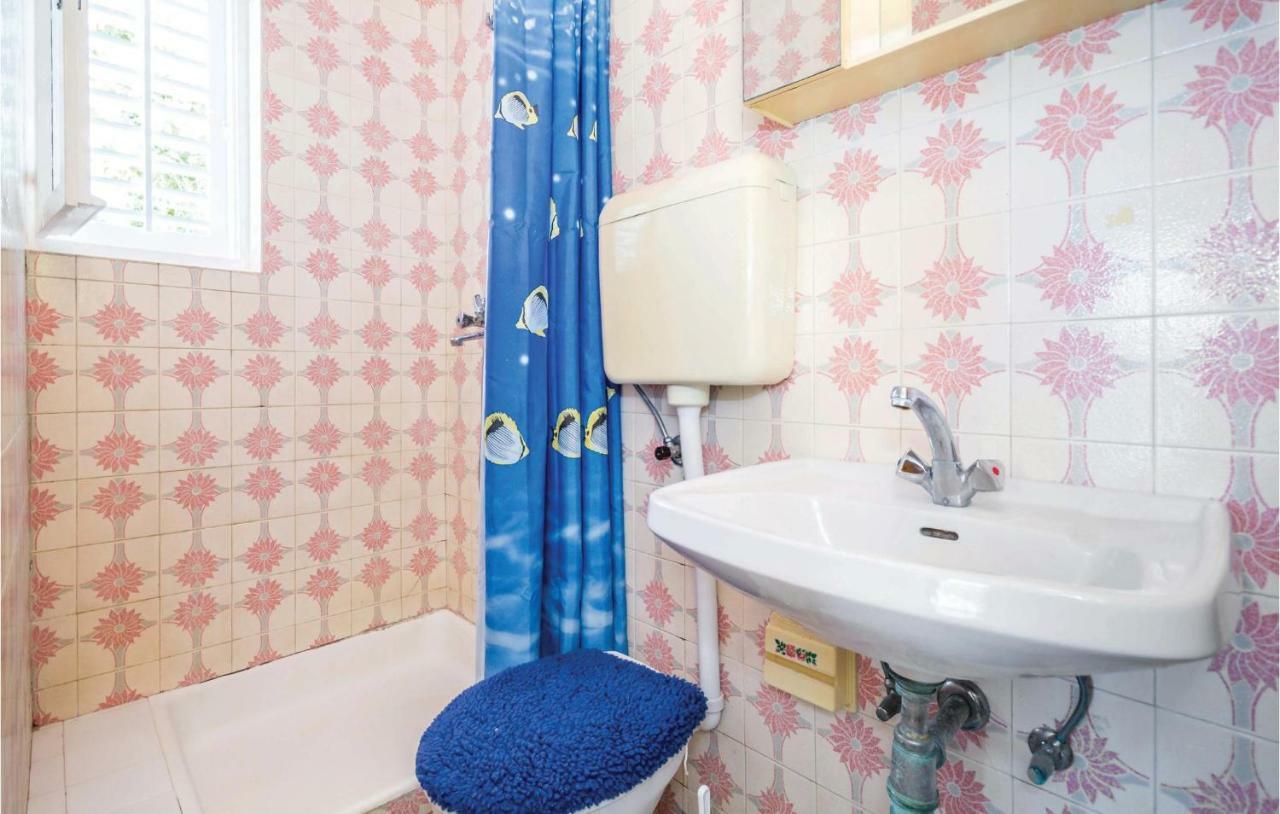 1 Bedroom Amazing Apartment In Kampor Buitenkant foto